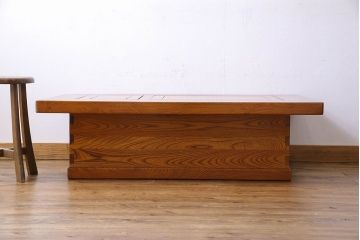 アンティーク雑貨　中古　総ケヤキ材　ガラス天板付き　四尺　杢目が美しい関西火鉢(長火鉢、囲炉裏、テーブル)