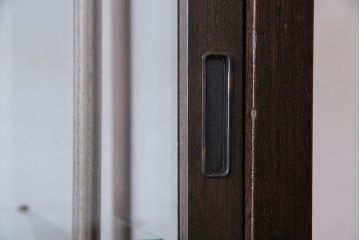 アンティーク家具　大正ロマン　色ガラス入り　シックな雰囲気漂うタバコ屋の台付きガラスケース(ショーケース、飾り棚、陳列棚)