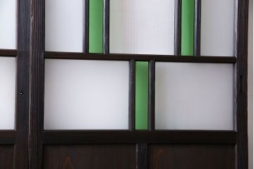 和製アンティーク　大正ロマン香る　色ガラス入りのガラス戸(引き戸、建具)2枚組