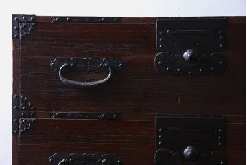 アンティーク家具　和製アンティーク　関東産　金具が立派な総桐材のアンティークチェスト(時代箪笥、衣装箪笥、重ね箪笥、桐箪笥、桐たんす)