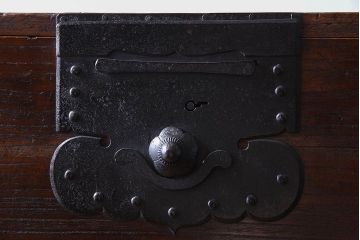 アンティーク家具　和製アンティーク　関東産　金具が立派な総桐材のアンティークチェスト(時代箪笥、衣装箪笥、重ね箪笥、桐箪笥、桐たんす)