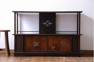 ビンテージ家具　ビンテージ　栗材　透かし彫りと意匠が印象的な浮造り仕上げの飾り棚(茶棚、戸棚)