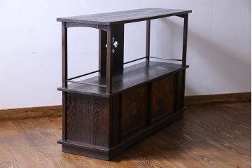 ビンテージ家具　ビンテージ　栗材　透かし彫りと意匠が印象的な浮造り仕上げの飾り棚(茶棚、戸棚)