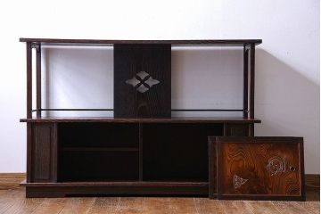 ビンテージ家具　ビンテージ　栗材　透かし彫りと意匠が印象的な浮造り仕上げの飾り棚(茶棚、戸棚)