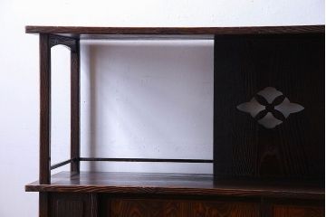 ビンテージ家具　ビンテージ　栗材　透かし彫りと意匠が印象的な浮造り仕上げの飾り棚(茶棚、戸棚)