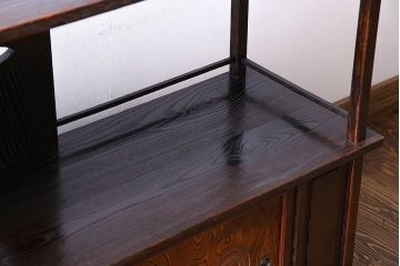 ビンテージ家具　ビンテージ　栗材　透かし彫りと意匠が印象的な浮造り仕上げの飾り棚(茶棚、戸棚)