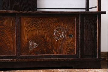 ビンテージ家具　ビンテージ　栗材　透かし彫りと意匠が印象的な浮造り仕上げの飾り棚(茶棚、戸棚)