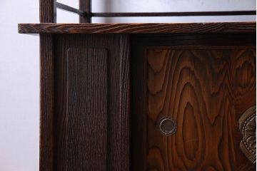 ビンテージ家具　ビンテージ　栗材　透かし彫りと意匠が印象的な浮造り仕上げの飾り棚(茶棚、戸棚)