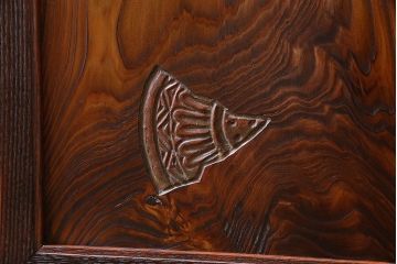 ビンテージ家具　ビンテージ　栗材　透かし彫りと意匠が印象的な浮造り仕上げの飾り棚(茶棚、戸棚)