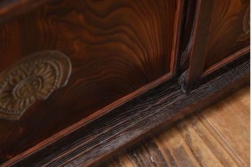 ビンテージ家具　ビンテージ　栗材　透かし彫りと意匠が印象的な浮造り仕上げの飾り棚(茶棚、戸棚)