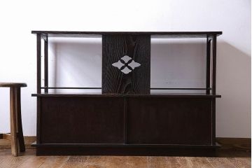 ビンテージ家具　ビンテージ　栗材　透かし彫りと意匠が印象的な浮造り仕上げの飾り棚(茶棚、戸棚)