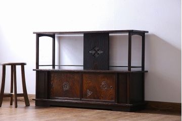 ビンテージ家具　ビンテージ　栗材　透かし彫りと意匠が印象的な浮造り仕上げの飾り棚(茶棚、戸棚)