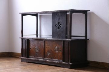 ビンテージ家具　ビンテージ　栗材　透かし彫りと意匠が印象的な浮造り仕上げの飾り棚(茶棚、戸棚)