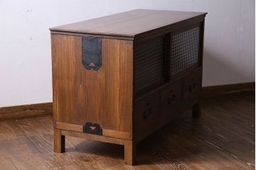 アンティーク家具　昭和期　脚付き チェッカーガラスがおしゃれな箪笥ローボード(キャビネット、収納棚、テレビボード)