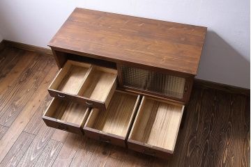 アンティーク家具　昭和期　脚付き チェッカーガラスがおしゃれな箪笥ローボード(キャビネット、収納棚、テレビボード)