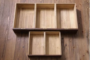 アンティーク家具　昭和期　脚付き チェッカーガラスがおしゃれな箪笥ローボード(キャビネット、収納棚、テレビボード)