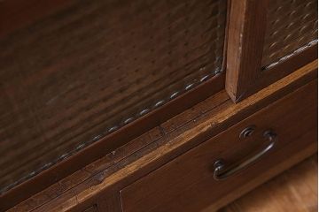 アンティーク家具　昭和期　脚付き チェッカーガラスがおしゃれな箪笥ローボード(キャビネット、収納棚、テレビボード)