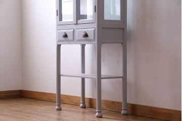 ペイント家具　4面ガラス　上品な色合いのキャビネット(ケビント、ガラスケース、陳列棚、飾り棚)