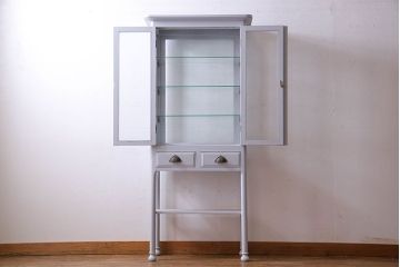 ペイント家具　4面ガラス　上品な色合いのキャビネット(ケビント、ガラスケース、陳列棚、飾り棚)