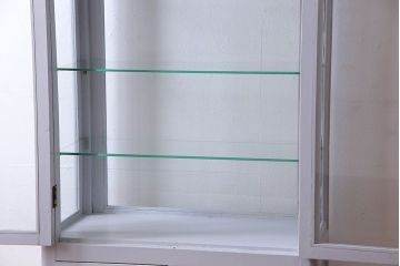 ペイント家具　4面ガラス　上品な色合いのキャビネット(ケビント、ガラスケース、陳列棚、飾り棚)