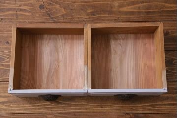 ペイント家具　4面ガラス　上品な色合いのキャビネット(ケビント、ガラスケース、陳列棚、飾り棚)