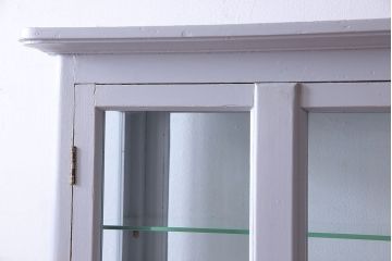 ペイント家具　4面ガラス　上品な色合いのキャビネット(ケビント、ガラスケース、陳列棚、飾り棚)
