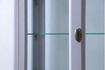 ペイント家具　4面ガラス　上品な色合いのキャビネット(ケビント、ガラスケース、陳列棚、飾り棚)
