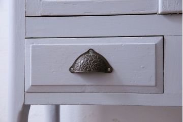 ペイント家具　4面ガラス　上品な色合いのキャビネット(ケビント、ガラスケース、陳列棚、飾り棚)
