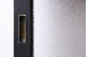 レトロガラス使用!ブラックカラーペイントが素敵なガラス戸(引き戸、建具)