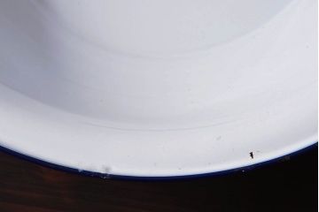 アンティーク雑貨　昭和レトロ　未使用　紺色の縁取りがおしゃれなKIYOSUのホーロー(琺瑯)洗面器