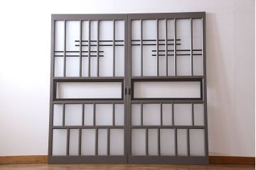 ペイント家具　変わったデザインが目を引く引き戸(ガラス戸、ガラス帯戸、建具)2枚組