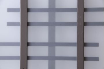 ペイント家具　変わったデザインが目を引く引き戸(ガラス戸、ガラス帯戸、建具)2枚組