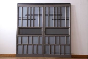 ペイント家具　変わったデザインが目を引く引き戸(ガラス戸、ガラス帯戸、建具)2枚組