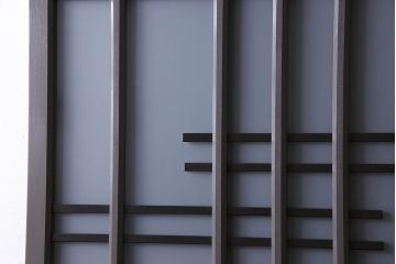 ペイント家具　変わったデザインが目を引く引き戸(ガラス戸、ガラス帯戸、建具)2枚組