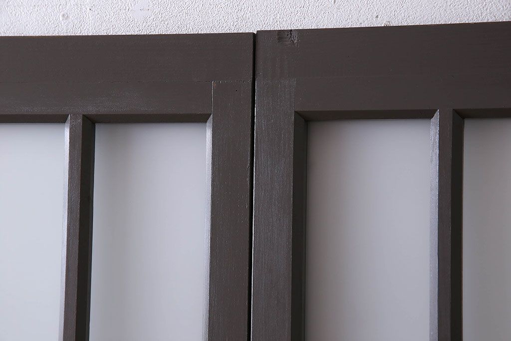 ペイント家具　変わったデザインが目を引く引き戸(ガラス戸、ガラス帯戸、建具)2枚組