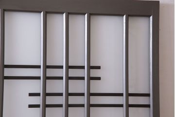 ペイント家具　変わったデザインが目を引く引き戸(ガラス戸、ガラス帯戸、建具)2枚組