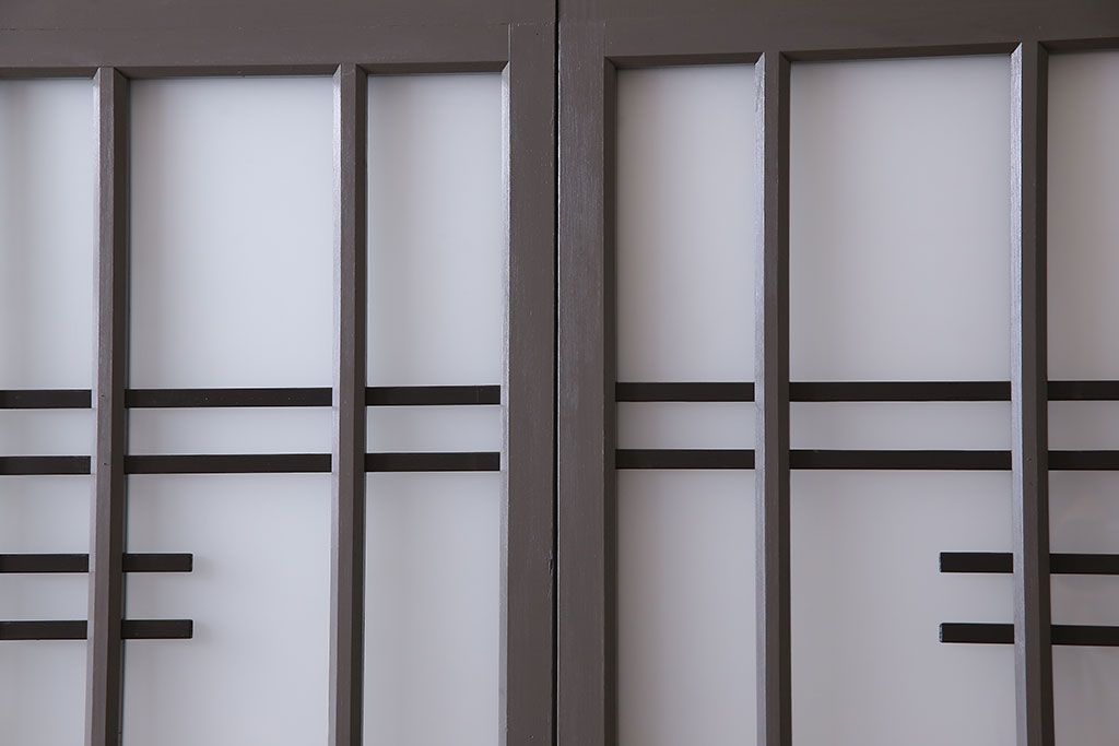 ペイント家具　変わったデザインが目を引く引き戸(ガラス戸、ガラス帯戸、建具)2枚組