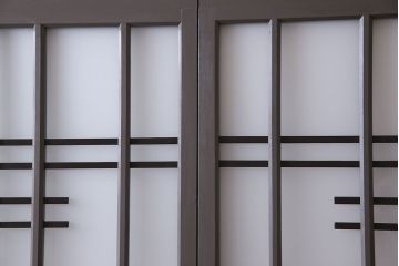 ペイント家具　変わったデザインが目を引く引き戸(ガラス戸、ガラス帯戸、建具)2枚組