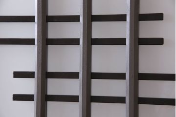 ペイント家具　変わったデザインが目を引く引き戸(ガラス戸、ガラス帯戸、建具)2枚組