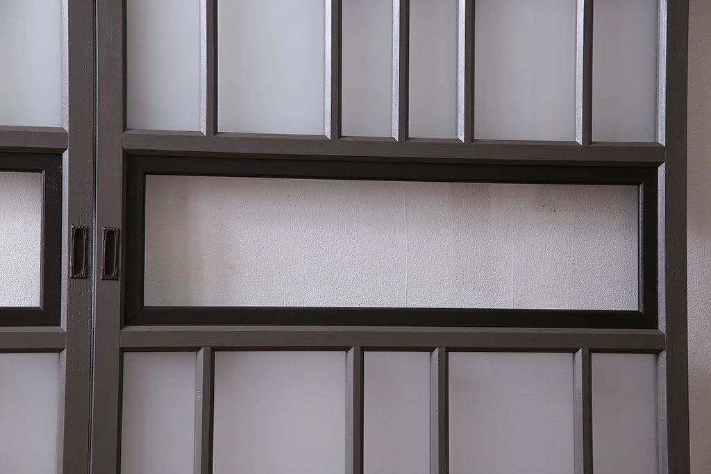 ペイント家具　変わったデザインが目を引く引き戸(ガラス戸、ガラス帯戸、建具)2枚組