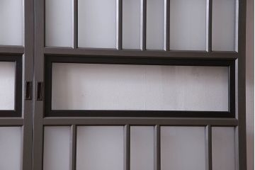 ペイント家具　変わったデザインが目を引く引き戸(ガラス戸、ガラス帯戸、建具)2枚組