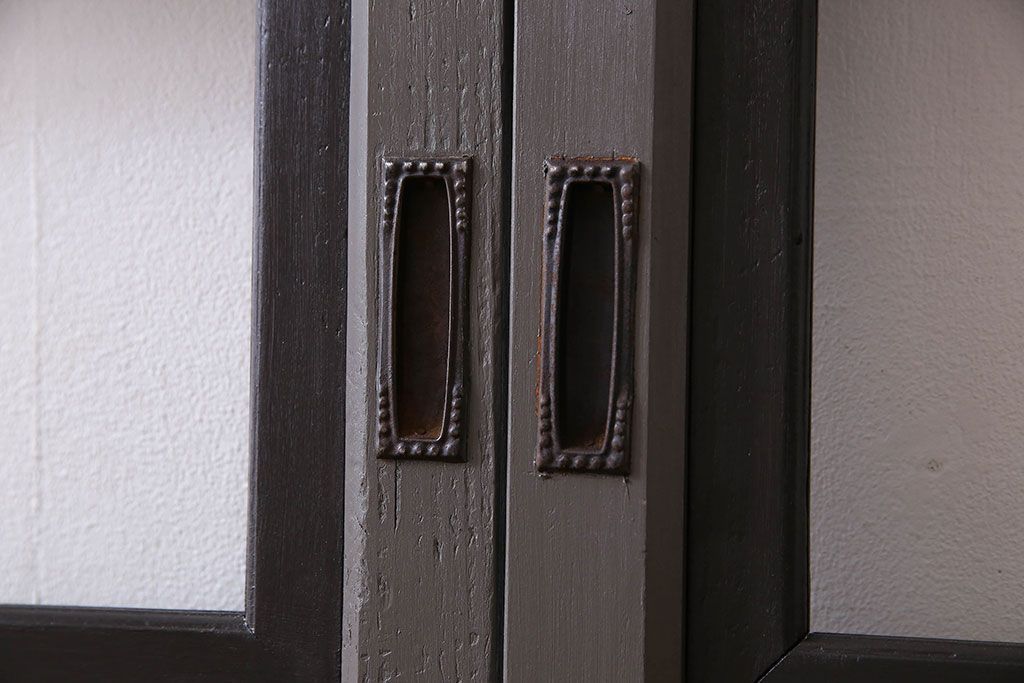 ペイント家具　変わったデザインが目を引く引き戸(ガラス戸、ガラス帯戸、建具)2枚組