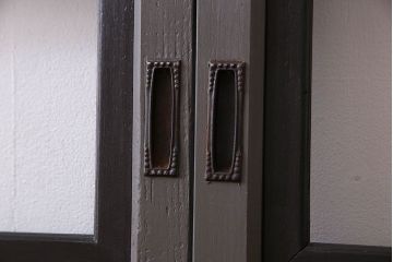 ペイント家具　変わったデザインが目を引く引き戸(ガラス戸、ガラス帯戸、建具)2枚組