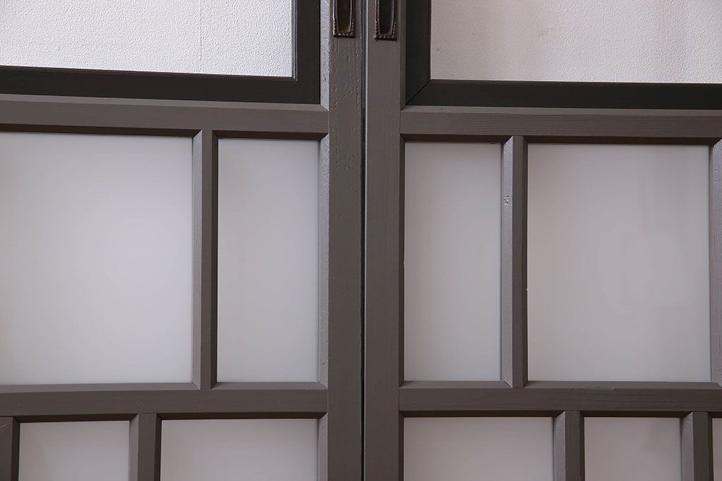 ペイント家具　変わったデザインが目を引く引き戸(ガラス戸、ガラス帯戸、建具)2枚組