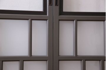 ペイント家具　変わったデザインが目を引く引き戸(ガラス戸、ガラス帯戸、建具)2枚組