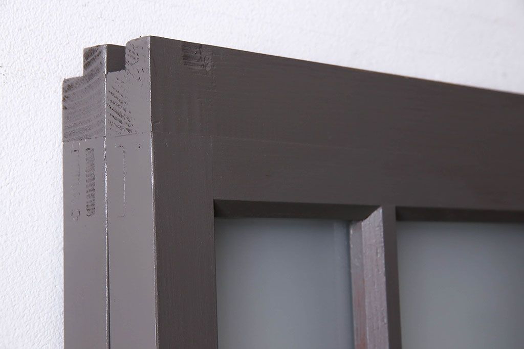 ペイント家具　変わったデザインが目を引く引き戸(ガラス戸、ガラス帯戸、建具)2枚組