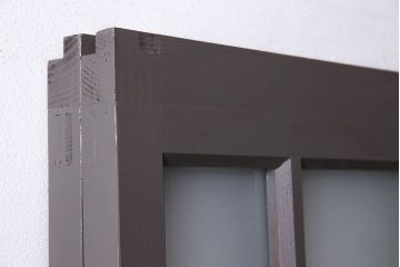 ペイント家具　変わったデザインが目を引く引き戸(ガラス戸、ガラス帯戸、建具)2枚組