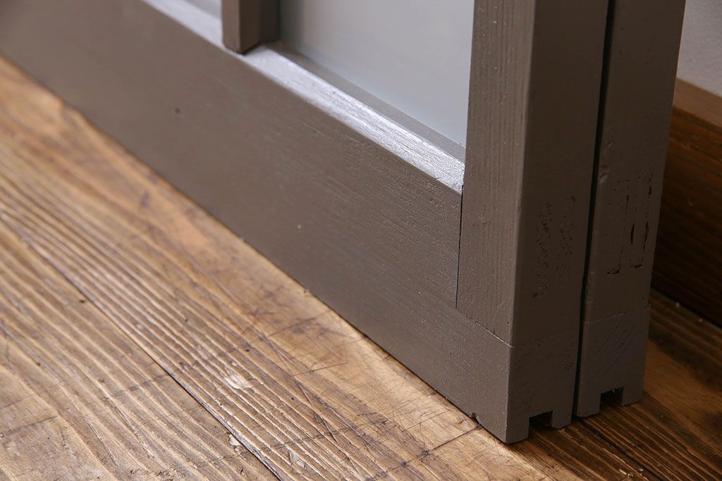 ペイント家具　変わったデザインが目を引く引き戸(ガラス戸、ガラス帯戸、建具)2枚組