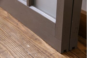 ペイント家具　変わったデザインが目を引く引き戸(ガラス戸、ガラス帯戸、建具)2枚組