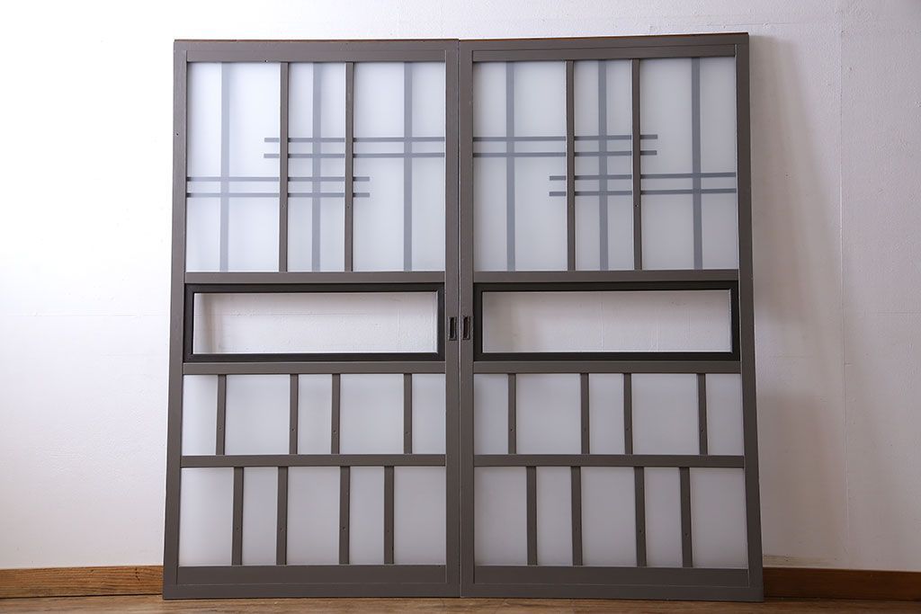 ペイント家具　変わったデザインが目を引く引き戸(ガラス戸、ガラス帯戸、建具)2枚組